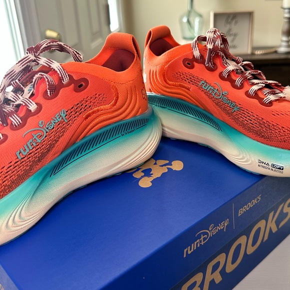 Brooks RunDisney Moana Running Shoes Women Size 8 Adrenaline GTS 25 Limited NIB - Picture 9 of 16